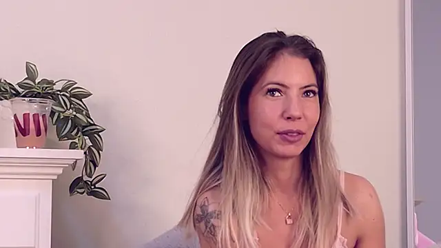 Snapshot of CassieMiles chatting on November 2025 04:06:02 AM CassieMiles online show from November 2025 04:06:02 AM