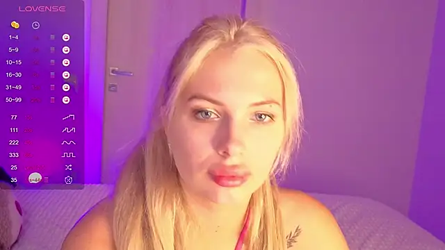 Snapshot of SweetCherryBlonde chatting on October 2025 09:07:01 AM SweetCherryBlonde online show from October 2025 09:07:01 AM