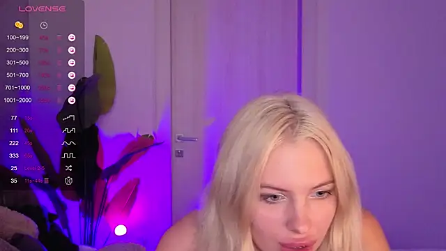 Snapshot of SweetCherryBlonde chatting on October 2025 08:57:01 AM SweetCherryBlonde online show from October 2025 08:57:01 AM