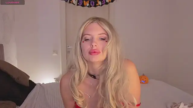 Snapshot of SweetCherryBlonde chatting on November 2025 08:59:01 AM SweetCherryBlonde online show from November 2025 08:59:01 AM