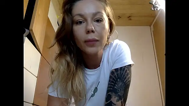 Snapshot of MiraLuna chatting on October 2025 11:55:02 AM MiraLuna online show from October 2025 11:55:02 AM