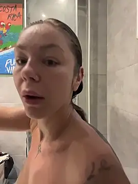 Snapshot of MiraLuna chatting on October 2025 08:29:02 AM MiraLuna online show from October 2025 08:29:02 AM