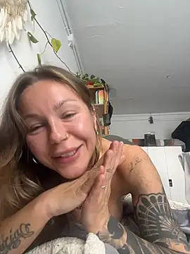 Snapshot of MiraLuna chatting on November 2025 12:06:01 PM MiraLuna online show from November 2025 12:06:01 PM