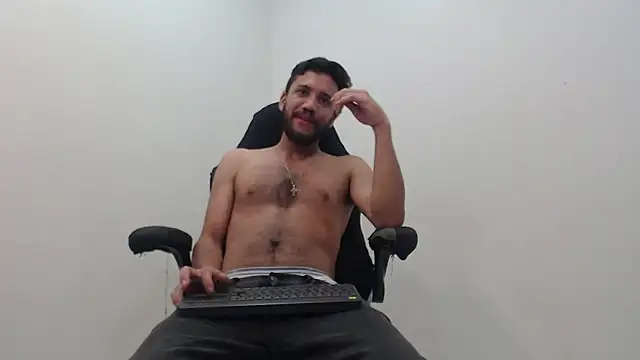 Juan FelipeX01 online show from November 2025 04:18:02 PM