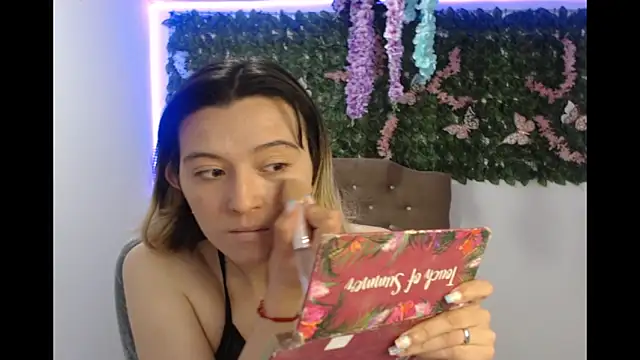 cristal hills 19 online show from December 2025 05:52:01 PM