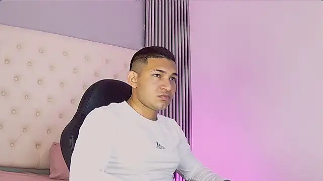 Snapshot of venedic_bull chatting on October 2025 08:54:02 PM venedic bull online show from October 2025 08:54:02 PM