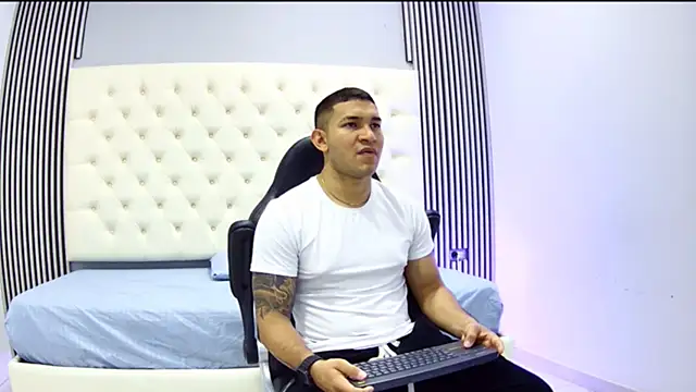 Snapshot of venedic_bull chatting on October 2025 08:22:02 PM venedic bull online show from October 2025 08:22:02 PM