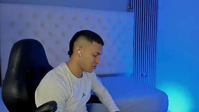 Snapshot of venedic_bull chatting on February 2026 04:53:02 AM venedic bull online show from February 2026 04:53:02 AM