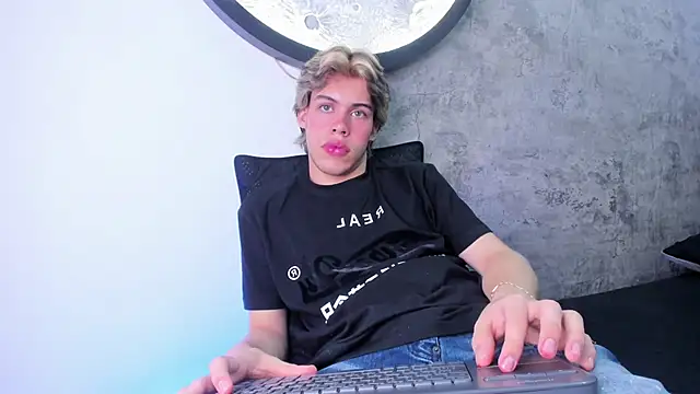 Snapshot of Lucian_grey chatting on November 2025 04:33:02 AM Lucian grey online show from November 2025 04:33:02 AM