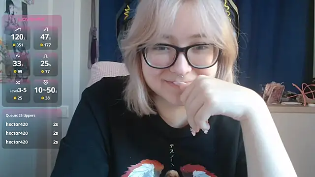 Snapshot of LolaWEI chatting on October 2025 07:19:02 AM LolaWEI online show from October 2025 07:19:02 AM