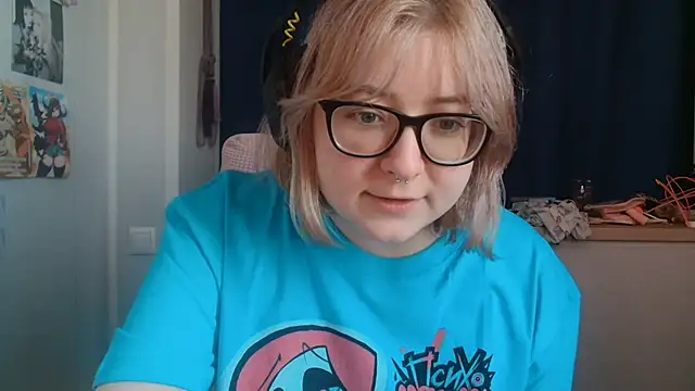 Snapshot of LolaWEI chatting on October 2025 07:12:01 AM LolaWEI online show from October 2025 07:12:01 AM