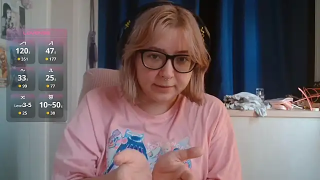 Snapshot of LolaWEI chatting on October 2025 07:32:01 AM LolaWEI online show from October 2025 07:32:01 AM