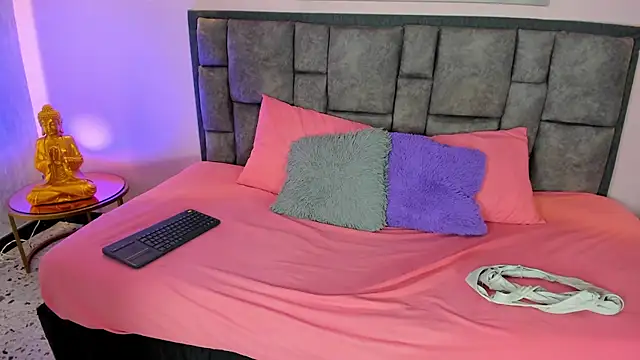 Snapshot of Xiomara_Stwart chatting on October 2025 12:24:01 PM Xiomara Stwart online show from October 2025 12:24:01 PM