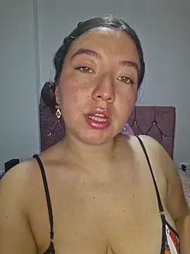 Snapshot of annyaparis chatting on December 2025 11:10:01 PM annyaparis online show from December 2025 11:10:01 PM