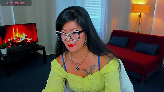 Snapshot of BeckySunday chatting on October 2025 12:44:02 PM BeckySunday online show from October 2025 12:44:02 PM