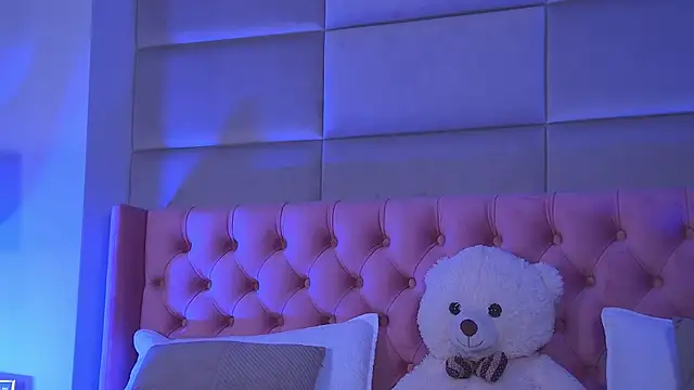 AmyraMoon online show from October 2025 04:12:01 AM