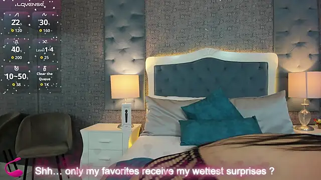 EmaHarpeer online show from October 2025 01:11:01 AM