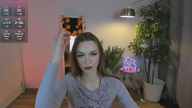 Snapshot of PollyMayer chatting on October 2025 08:40:02 PM PollyMayer online show from October 2025 08:40:02 PM