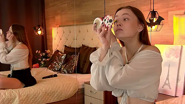 Snapshot of EmmaCamm chatting on October 2025 07:01:01 AM EmmaCamm online show from October 2025 07:01:01 AM