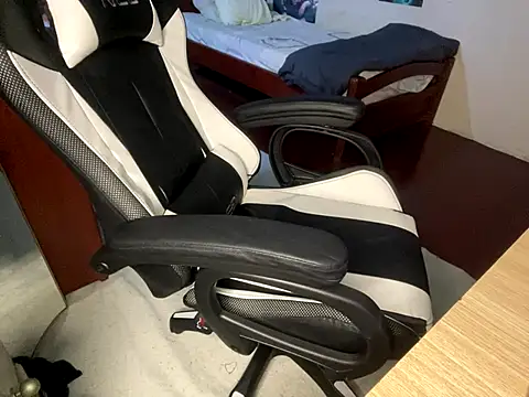 Snapshot of oppaboy chatting on October 2025 03:18:01 AM oppaboy online show from October 2025 03:18:01 AM