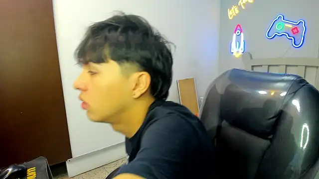 Snapshot of StiwenTwink chatting on October 2025 01:23:01 PM StiwenTwink online show from October 2025 01:23:01 PM