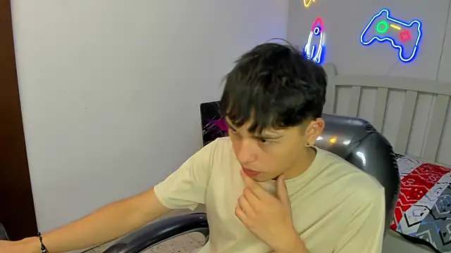 Snapshot of StiwenTwink chatting on November 2025 02:06:02 PM StiwenTwink online show from November 2025 02:06:02 PM