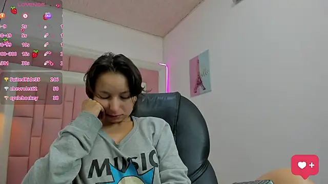 Snapshot of Klaret_Toy chatting on November 2025 12:49:02 PM Klaret Toy online show from November 2025 12:49:02 PM