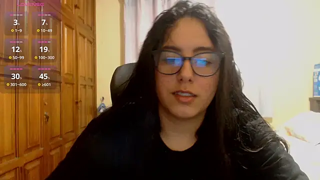 Snapshot of Venus_cat_ chatting on December 2025 09:43:01 PM Venus cat online show from December 2025 09:43:01 PM