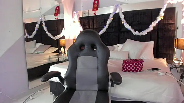 Snapshot of MayaCurvy chatting on November 2025 04:40:02 AM MayaCurvy online show from November 2025 04:40:02 AM