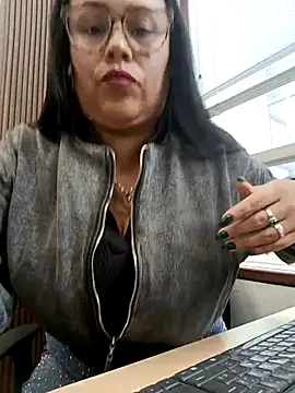 Snapshot of Italia_12 chatting on November 2025 03:55:01 PM Italia 12 online show from November 2025 03:55:01 PM