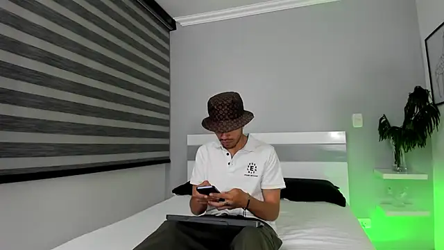 Snapshot of ZaynShadow chatting on October 2025 05:21:02 AM ZaynShadow online show from October 2025 05:21:02 AM