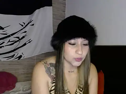 Snapshot of LV_MOONWOMAN chatting on October 2025 04:32:01 AM LV MOONWOMAN online show from October 2025 04:32:01 AM