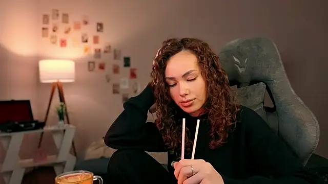 Snapshot of branchwithflowerss chatting on October 2025 11:43:01 AM branchwithflowerss online show from October 2025 11:43:01 AM