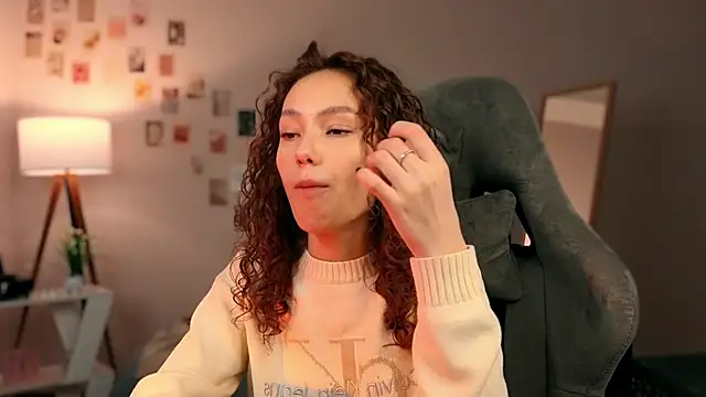 Snapshot of branchwithflowerss chatting on October 2025 01:01:01 PM branchwithflowerss online show from October 2025 01:01:01 PM