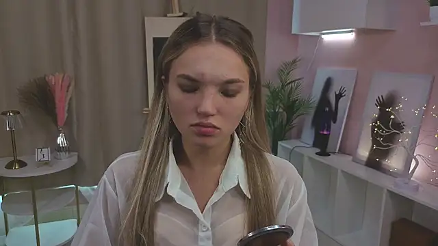 Snapshot of JulieLupo chatting on October 2025 06:12:01 AM JulieLupo online show from October 2025 06:12:01 AM