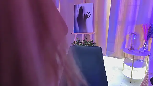 Snapshot of JulieLupo chatting on November 2025 06:23:01 AM JulieLupo online show from November 2025 06:23:01 AM