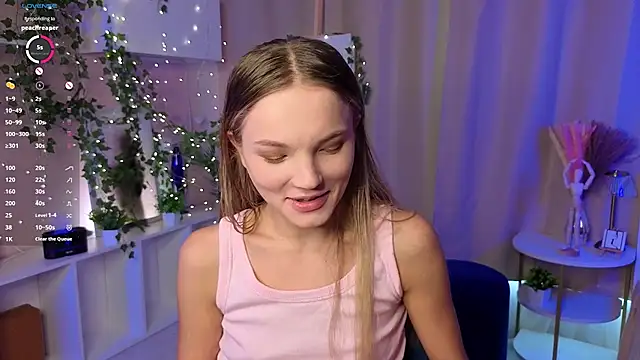 Snapshot of JulieLupo chatting on November 2025 06:13:01 AM JulieLupo online show from November 2025 06:13:01 AM