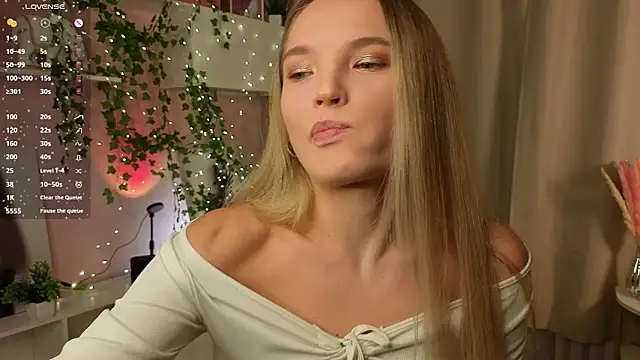 Snapshot of JulieLupo chatting on November 2025 06:12:01 AM JulieLupo online show from November 2025 06:12:01 AM