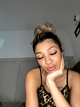 Snapshot of Honeyyyxo chatting on November 2025 11:45:01 AM Honeyyyxo online show from November 2025 11:45:01 AM