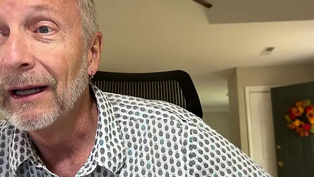 Snapshot of ApolloThrust chatting on October 2025 08:20:01 PM ApolloThrust online show from October 2025 08:20:01 PM