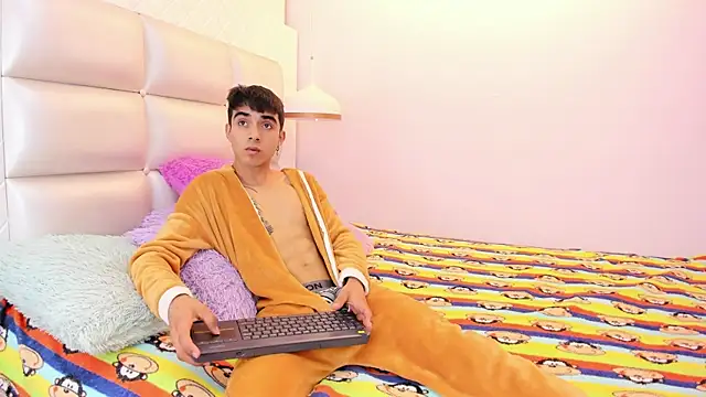 Snapshot of Hottie_Guy chatting on October 2025 06:16:02 PM Hottie Guy online show from October 2025 06:16:02 PM