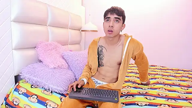 Snapshot of Hottie_Guy chatting on October 2025 06:16:01 PM Hottie Guy online show from October 2025 06:16:01 PM