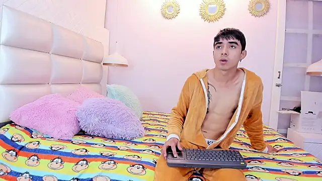 Snapshot of Hottie_Guy chatting on October 2025 06:20:01 PM Hottie Guy online show from October 2025 06:20:01 PM