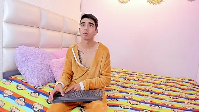 Snapshot of Hottie_Guy chatting on October 2025 05:47:02 PM Hottie Guy online show from October 2025 05:47:02 PM