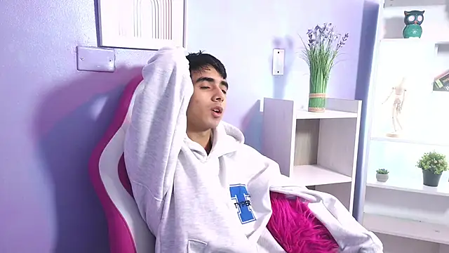 Snapshot of Hottie_Guy chatting on October 2025 05:13:02 PM Hottie Guy online show from October 2025 05:13:02 PM