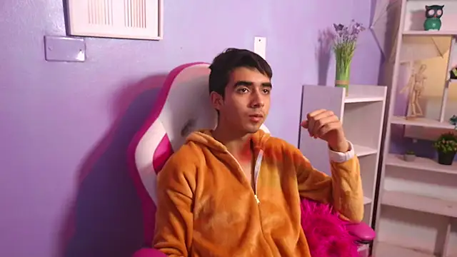 Snapshot of Hottie_Guy chatting on October 2025 06:15:01 PM Hottie Guy online show from October 2025 06:15:01 PM