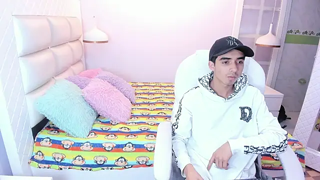 Snapshot of Hottie_Guy chatting on October 2025 12:13:02 PM Hottie Guy online show from October 2025 12:13:02 PM