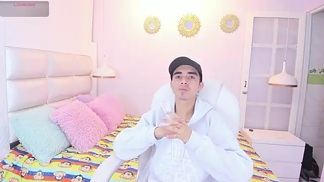 Snapshot of Hottie_Guy chatting on October 2025 12:28:01 PM Hottie Guy online show from October 2025 12:28:01 PM