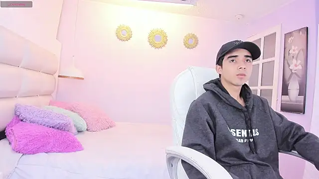 Snapshot of Hottie_Guy chatting on November 2025 12:16:02 PM Hottie Guy online show from November 2025 12:16:02 PM