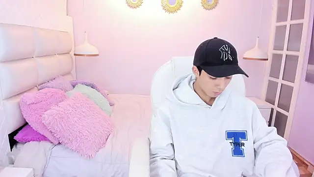 Snapshot of Hottie_Guy chatting on November 2025 05:56:02 PM Hottie Guy online show from November 2025 05:56:02 PM